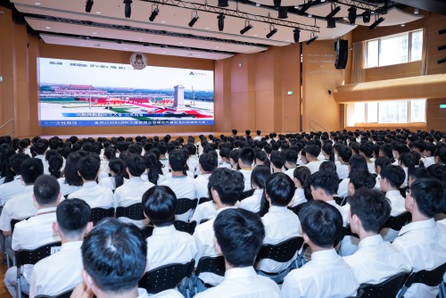 觀看直播“紀念中國人民抗日戰爭暨世界反法西斯戰爭勝利八十周年大會”